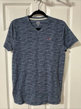 Hollister Men's Heather Navy V-Neck Short sleeve knit Tee / Red Logo / Small
